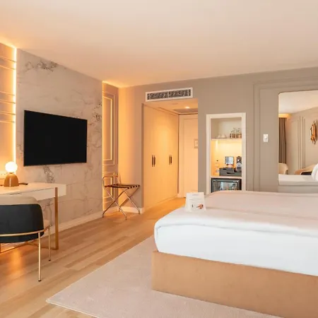 Qlusive Hotel